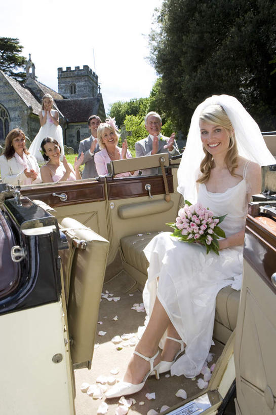 西方人,儿童,新娘,站,坐,举,竖图,室外,白天,正面,爱情,婚礼,快乐,幸福,纯洁,热情,草地,草坪,植物,窗户,汽车,玫瑰,欧洲,欧洲人,握,阴影,服装,庆祝,盛开,光线,捧花,手捧花,影子,玫瑰花,许多人,结婚,浪漫,拿,花蕾,拿着,注视,休闲装,玻璃窗,车,草,花,花瓣,花朵,鲜花,树,树木,小孩,衣服,绿色,天空,阳光,自然,车窗,交通工具,轿车,花束,天,花苞,花蕊,观察,看,托,站着,一群人,一束,休闲,温暖,温馨,喜庆,休闲服,恩爱,可爱,童年,童趣,握着,服饰,生长,晴朗,成长,观看,纪念,宾客,和睦,察看,关注,载具,下降,降落,感动,花童,童真,烂漫,无邪,万里无云,尊敬,来宾,小傧相,降低,下跌,下落,婚礼捧花,天真,刺玫花,徘徊花,男孩,男人,男性,年轻男性,年轻女性,女孩,女人,女性,中年男性,中年女性,白种人,孩子,晴空,晴空万里,举起,举手,举着,向上举,向上伸,向上托,站立,坐着,半身,彩图,高兴,融洽,男生,女生