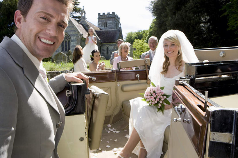 西方人,儿童,新娘,新郎,站,坐,举,横图,室外,白天,正面,爱情,婚礼,快乐,幸福,纯洁,热情,草地,草坪,植物,窗户,汽车,玫瑰,欧洲,欧洲人,握,阴影,服装,庆祝,盛开,光线,捧花,手捧花,影子,玫瑰花,许多人,结婚,浪漫,拿,花蕾,拿着,注视,休闲装,玻璃窗,车,草,花,花瓣,花朵,鲜花,树,树木,小孩,衣服,绿色,天空,阳光,自然,车窗,交通工具,轿车,花束,天,花苞,花蕊,观察,看,托,站着,一群人,一束,休闲,温暖,温馨,喜庆,休闲服,恩爱,可爱,童年,童趣,握着,服饰,生长,晴朗,成长,观看,纪念,宾客,和睦,察看,关注,载具,下降,降落,感动,花童,童真,烂漫,无邪,万里无云,尊敬,来宾,小傧相,降低,下跌,下落,婚礼捧花,天真,刺玫花,徘徊花,男孩,男人,男性,年轻男性,年轻女性,女孩,女人,女性,中年男性,中年女性,白种人,孩子,晴空,晴空万里,举起,举手,举着,向上举,向上伸,向上托,站立,坐着,半身,彩图,高兴,融洽,男生,女生