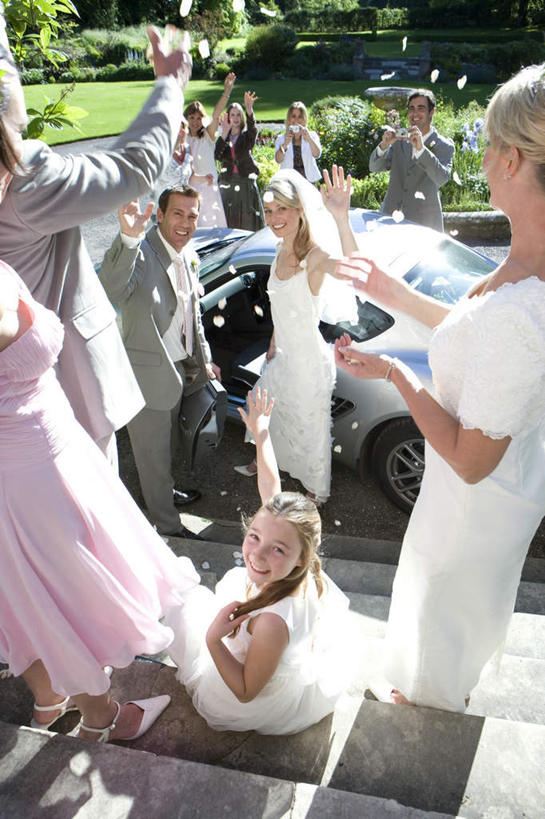 西方人,儿童,新娘,新郎,站,举,竖图,俯视,室外,白天,爱情,婚礼,快乐,幸福,纯洁,热情,草地,草坪,植物,窗户,汽车,玫瑰,欧洲,欧洲人,阴影,服装,庆祝,盛开,光线,丝绸,丝带,影子,玫瑰花,缎带,许多人,结婚,浪漫,花蕾,注视,休闲装,玻璃窗,车,绸带,草,花,花瓣,花朵,鲜花,树,树木,小孩,衣服,绿色,白色,阳光,自然,车窗,交通工具,轿车,花苞,花蕊,观察,看,托,站着,一群人,休闲,温暖,温馨,喜庆,休闲服,恩爱,可爱,童年,童趣,服饰,生长,成长,观看,纪念,宾客,和睦,察看,关注,载具,下降,降落,感动,花童,童真,烂漫,无邪,尊敬,来宾,小傧相,降低,下跌,下落,天真,刺玫花,徘徊花,男孩,男人,男性,年轻男性,年轻女性,女孩,女人,女性,中年男性,中年女性,白种人,孩子,举起,举手,举着,向上举,向上伸,向上托,站立,半身,彩图,高角度拍摄,高兴,融洽,男生,女生