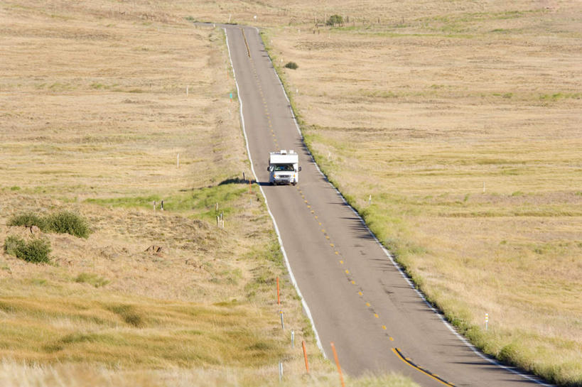 无人,横图,俯视,室外,白天,植物,道路,路,公路,一辆,阴影,枯萎,光线,影子,枯草,交通,车,草,黄色,阳光,交通工具,载具,露营,野营,房车,宿营,露营车,马路,彩图,高角度拍摄