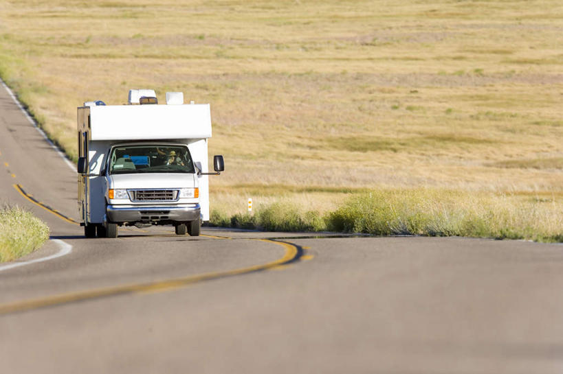 无人,横图,室外,白天,正面,植物,道路,路,公路,一辆,阴影,枯萎,光线,影子,分界线,枯草,停车线,交通,车,草,黄色,阳光,交通工具,车行道,车行道分界线,载具,标线,露营,野营,房车,车行线,宿营,露营车,马路,彩图
