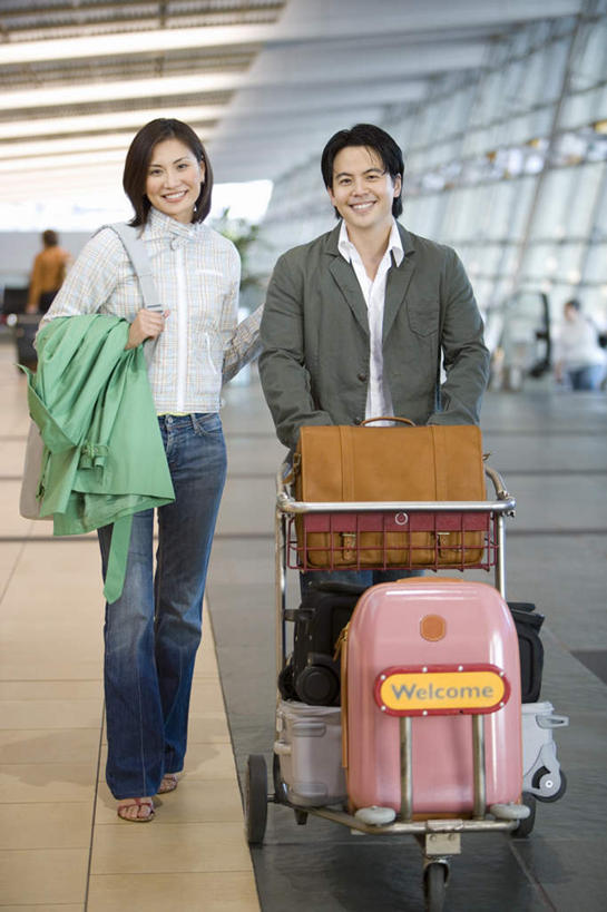 西方人,中年人,两个人,家庭,夫妻,机场,走,拉,推,竖图,室内,白天,正面,爱情,飞机场,欧洲,欧洲人,握,服装,拉杆箱,旅行箱,浪漫,拿,拿着,休闲装,车,衣服,手推车,行李箱,箱子,交通工具,休闲,温暖,温馨,一家人,休闲服,恩爱,握着,恋人,服饰,行李车,出差,和睦,载具,男人,男性,女人,女性,中年男性,中年女性,白种人,夫妇,情侣,航空站,空港,步行,散步,走路,彩图,全身,旅行,机场行李车,伴侣,融洽