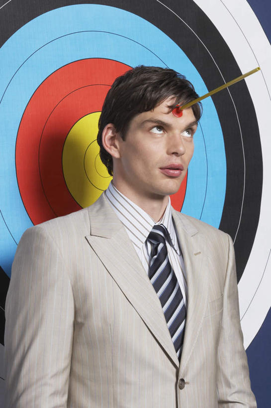 西方人,一个人,商务人士,商务男性,站,竖图,室内,白天,正面,衬衫,欧洲,欧洲人,仅一个男性,仅一个人,仅一个中年男性,套装,注视,箭头,一个,观察,看,站着,靶子,武器,战争,摄影,影棚,单个,观看,一支,察看,关注,兵器,商务装,工薪阶层,远程,冷兵器,簇,矢,男人,男性,中年男性,白种人,白领,上班族,站立,半身,彩图,影棚拍摄,衬衣,拍摄