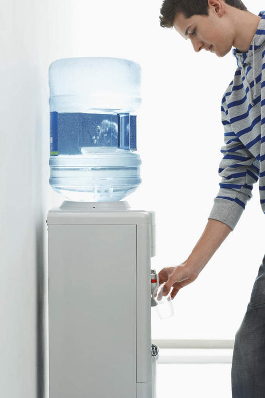 西方人,一个人,商务人士,商务男性,站,竖图,室内,白天,侧面,衬衫,水,杯子,欧洲,欧洲人,仅一个男性,仅一个人,握,套装,服装,电器,桶,液体,塑料,拿,拿着,注视,休闲装,饮用水,玻璃制品,仅一个年轻男性,衣服,容器,水杯,塑料制品,纯净水,矿泉水,观察,看,站着,休闲,休闲服,握着,服饰,观看,储藏,塑料桶,察看,家电,家用电器,饮水机,储存,关注,桶装水,商务装,工薪阶层,蒸馏水,男人,男性,年轻男性,白种人,白领,上班族,玻璃杯,站立,半身,彩图,衬衣,贮存