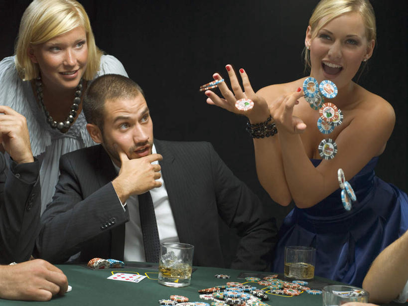 西方人,伙伴,朋友,站,坐,投,笑,微笑,露齿笑,横图,室内,白天,正面,衬衫,西装,爱情,游戏,友谊,赌博,贪欲,竞争,桌面,桌子,杯子,扑克牌,纸牌,玩具,项链,扑克,欧洲,欧洲人,五个人,撑,黑色背景,套装,服装,正装,木制,领带,酒类,许多人,浪漫,玩,托腮,注视,休闲装,职业装,娱乐,刺激,玻璃制品,酒,装饰品,饮料,衣服,木制品,饰品,手链,首饰,水杯,观察,看,托,站着,一群人,休闲,温暖,温馨,休闲服,恩爱,筹码,恋人,摄影,服饰,手镯,影棚,观看,活动,计数,和睦,察看,发泄,关注,消遣,智力,托下巴,赌具,镯子,积累,累积,投机,侥幸,欲望,宣泄,筹马,记数,友情,男人,男性,年轻男性,年轻女性,女人,女性,白种人,情侣,玻璃杯,抛,扔,撒,玩耍,嬉戏,站立,掷,坐着,半身,彩图,影棚拍摄,衬衣,拍摄,伴侣,融洽,胜负,输赢