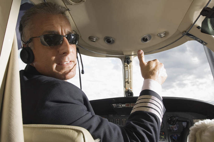 西方人,一个人,坐,横图,室内,白天,正面,工作服,制服,窗户,飞机,欧洲,欧洲人,仅一个男性,仅一个人,测量,墨镜,眼镜,扭头,注视,航空,玻璃窗,座位,太阳镜,太阳眼镜,交通工具,观察,看,手势,转头,仅一个老年男性,遮阳镜,竖,观看,翘,直升机,直升飞机,察看,食指,关注,载具,尺寸,丈量,工作制服,数量,老年男性,男人,男性,白种人,大拇指,坐着,半身,彩图,工作套服