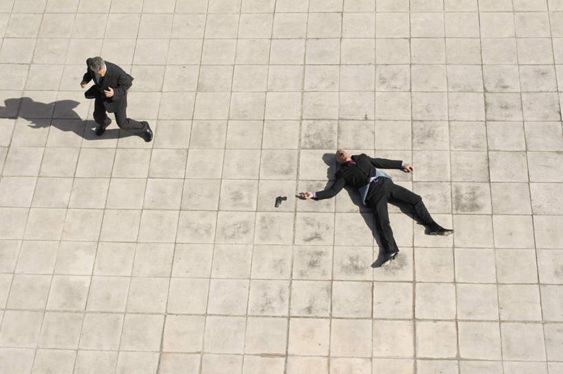 西方人,两个人,商务人士,商务男性,广场,站,躺,横图,俯视,室外,白天,衬衫,竞争,欧洲,欧洲人,对抗,阴影,套装,冲突,光线,方格,格子,枪支,影子,地面,破坏,阳光,站着,武器,战争,手枪,损坏,犯罪,攻击,威胁,对立,矛盾,兵器,商务装,防御,枪械,工薪阶层,谋杀,弹夹,敌对,挫败,斗争,抗拒,抗衡,敌人,杀伤,威慑,子弹夹,卧着,危险,男人,男性,年轻男性,白种人,白领,上班族,躺着,卧,站立,彩图,高角度拍摄,全身,衬衣