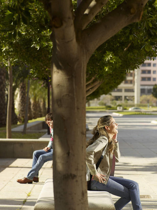 西方人,两个人,坐,笑,打电话,微笑,露齿笑,竖图,室外,白天,侧面,安全,草地,草坪,植物,道路,路,公路,电话,手机,欧洲,欧洲人,握,阴影,服装,裤子,光线,影子,凳子,石凳,棕色,交通,二郎腿,拿,拿着,依靠,注视,牛仔裤,休闲装,通讯设备,草,树,树木,衣服,绿色,阳光,自然,观察,看,倚靠,背靠背,休闲,休闲服,背对背,握着,服饰,生长,成长,观看,察看,关注,交流,信任,男人,男性,年轻男性,年轻女性,女人,女性,白种人,长发,马路,沟通,通话,坐着,彩图,全身