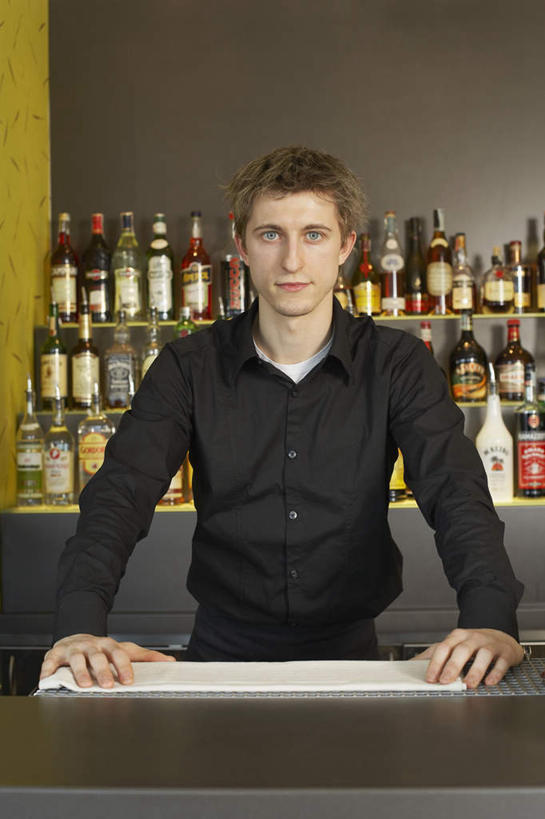 西方人,一个人,酒吧,站,竖图,室内,白天,正面,衬衫,吧台,欧洲,欧洲人,仅一个男性,仅一个人,一排,许多,撑,整齐,墙,棕色,注视,调酒师,墙壁,墙面,玻璃制品,酒瓶,排列,仅一个年轻男性,玻璃瓶,瓶子,观察,看,站着,观看,察看,撑着,队列,关注,男人,男性,年轻男性,白种人,站立,半身,彩图,衬衣,酒吧间,酒馆,短发