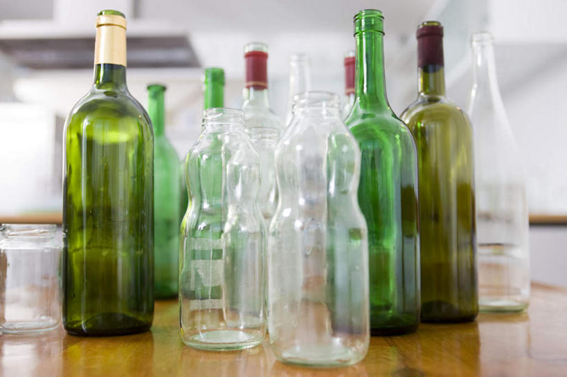 无人,横图,室内,特写,白天,正面,厨房,桌面,桌子,静物,许多,朦胧,模糊,墙,墙壁,墙面,玻璃制品,酒瓶,排列,玻璃瓶,瓶子,队列,彩图,灶间,厨房料理台,料理台