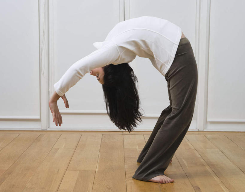 西方人,一个人,站,伸展双臂,横图,室内,白天,侧面,锻炼,瑜伽,运动,地板,欧洲,欧洲人,仅一个年轻女性,仅一个女性,仅一个人,伸展,服装,墙,棕色,地面,休闲装,光脚,木地板,墙壁,墙面,衣服,站着,休闲,赤脚,休闲服,伸直,养生,服饰,下腰,体育,年轻女性,女人,女性,白种人,长发,敞开双臂,伸开双臂,展开双肩,站立,张开手臂,张开双臂,彩图,全身,健身