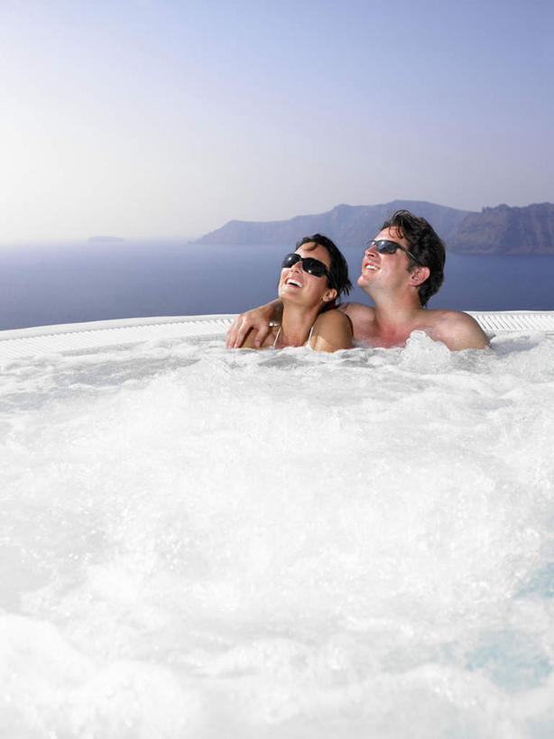 西方人,中年人,两个人,家庭,夫妻,笑,微笑,露齿笑,竖图,室外,白天,正面,泳装,比基尼,爱情,山,欧洲,欧洲人,许多,阴影,光线,墨镜,眼镜,影子,气泡,山峰,山峦,浪漫,注视,蓝色,白色,蓝天,天空,阳光,泡泡,太阳镜,太阳眼镜,浴缸,天,看,靠,靠着,温暖,温馨,一家人,遮阳镜,恩爱,泡泡浴,恋人,晴朗,和睦,关注,卫浴设备,万里无云,水管装置,男人,男性,女人,女性,中年男性,中年女性,白种人,夫妇,情侣,晴空,晴空万里,抬头,仰头,半身,彩图,三点式,泳衣,伴侣,融洽