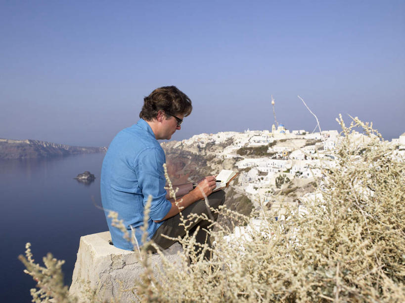 西方人,一个人,坐,横图,室外,白天,侧面,衬衫,海浪,海洋,山,植物,轮船,船,欧洲,欧洲人,仅一个男性,仅一个人,仅一个中年男性,一艘,握,阴影,枯萎,光线,笔,眼镜,影子,纸,浪花,山峰,悬崖,云,云朵,枯草,办公用品,纸张,山峦,拿,云彩,拿着,注视,文具,草,黄色,蓝色,白云,蓝天,天空,阳光,海水,铅笔,学习用品,交通工具,天,观察,看,行驶,握着,晴朗,观看,文具用品,察看,航行,关注,载具,写生,素描,近视眼镜,海景,男人,男性,中年男性,白种人,大海,风浪,海,海水的波动,近岸浪,涌浪,晴空,画纸,画画,坐着,半身,彩图,衬衣,铅画纸,素描纸