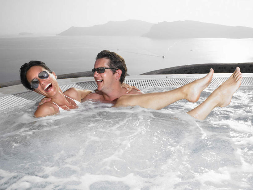 西方人,中年人,两个人,家庭,夫妻,站,抱,笑,微笑,露齿笑,横图,室外,白天,正面,爱情,海浪,海洋,山,欧洲,欧洲人,阴影,光线,墨镜,眼镜,影子,浪花,气泡,山峰,山峦,浪漫,注视,裸露,天空,阳光,海水,泡泡,太阳镜,太阳眼镜,浴缸,天,观察,看,站着,温暖,温馨,一家人,遮阳镜,恩爱,泡泡浴,恋人,抱着,观看,和睦,察看,搂着,关注,裸,卫浴设备,海景,水管装置,男人,男性,女人,女性,中年男性,中年女性,白种人,夫妇,情侣,大海,风浪,海,海水的波动,近岸浪,涌浪,搂,搂抱,站立,彩图,全身,伴侣,融洽