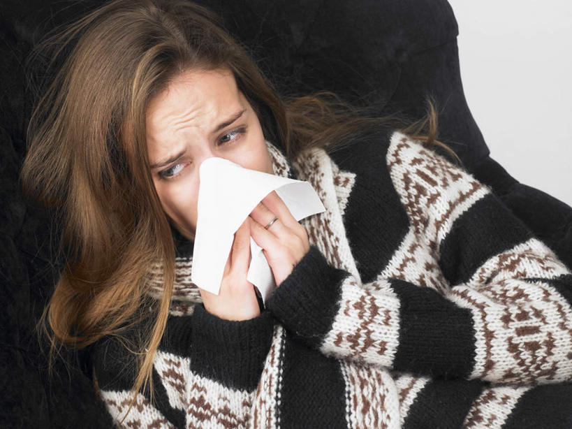 西方人,一个人,客厅,坐,横图,俯视,室内,白天,毛衣,沙发,生活用品,欧洲,欧洲人,仅一个年轻女性,仅一个女性,仅一个人,握,条纹,餐巾纸,墙,棕色,拿,拿着,注视,墙壁,墙面,黑色,纸巾,日用品,观察,看,靠,靠着,难受,生病,疼痛,皱眉,握着,观看,悲伤,察看,感冒,疾病,起居室,关注,痛苦,线衫,喷嚏,布艺沙发,疾苦,苦楚,客堂,年轻女性,女人,女性,白种人,长发,直发,坐着,半身,彩图,高角度拍摄,绒衣,套衫,套头毛衣,线衣,打喷嚏