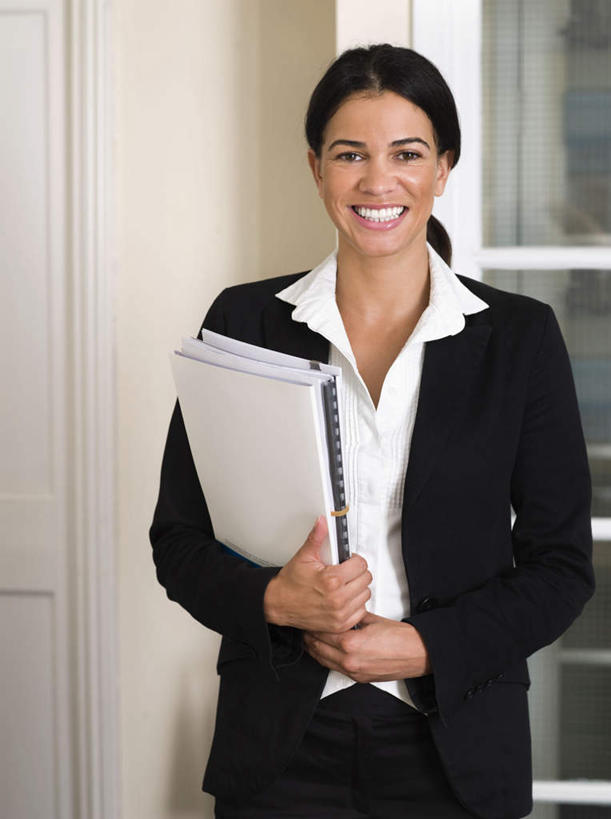 西方人,一个人,商务人士,商务女性,站,抱,笑,微笑,露齿笑,竖图,室内,白天,正面,门,欧洲,欧洲人,仅一个女性,仅一个人,套装,材料,档案,文件,墙,文件夹,注视,墙壁,墙面,资料,门框,观察,看,站着,仅一个中年女性,抱着,观看,档案夹,察看,搂着,关注,文档,商务装,工薪阶层,女人,女性,中年女性,白种人,白领,上班族,搂,站立,半身,彩图