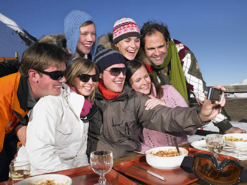 红酒,葡萄酒,西方人,伙伴,朋友,站,坐,举,笑,微笑,露齿笑,横图,室外,白天,正面,毛衣,友谊,山,雪,雪山,大雪,餐桌,桌子,杯子,帽子,相机,欧洲,欧洲人,握,阴影,服装,光线,高脚杯,墨镜,眼镜,影子,勺子,陶瓷,冰,积雪,山峰,雪景,冬季,冬天,陶瓷制品,红酒杯,山峦,白葡萄酒,酒类,许多人,拿,拿着,注视,玻璃制品,酒,饮料,拍照,衣服,蓝色,蓝天,天空,阳光,酒杯,容器,数码相机,太阳镜,太阳眼镜,调羹,汤匙,碗,天,观察,看,托,站着,一群人,温暖,遮阳镜,寒冷,握着,摄影,服饰,晴朗,餐台,观看,储藏,羽绒服,保暖,察看,冰冷,御寒,葡萄酒杯,储存,关注,线衫,万里无云,棉帽,严寒,冰凉,酷寒,凛冽,凛凛,极冷,冬装,友情,男人,男性,年轻男性,年轻女性,女人,女性,白种人,玻璃杯,照相机,晴空,晴空万里,举起,举手,举着,向上举,向上伸,向上托,站立,坐着,半身,彩图,绒衣,套衫,套头毛衣,线衣,照相,贮存