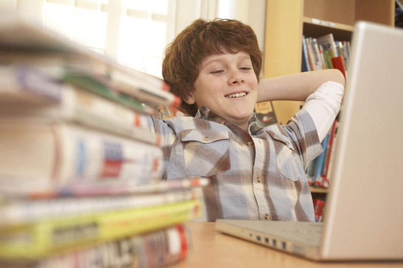 西方人,儿童,一个人,图书馆,坐,笑,微笑,露齿笑,横图,室内,白天,正面,纯洁,电脑,笔记本电脑,窗户,桌子,书籍,欧洲,欧洲人,仅一个男性,仅一个人,抱头,服装,朦胧,模糊,网络,注视,休闲装,通讯设备,书桌,玻璃窗,小孩,衣服,课桌,观察,看,仅一个小孩,休闲,休闲服,可爱,童年,童趣,服饰,观看,察看,双手抱头,无线,关注,通信设备,无线网络,无线上网,便携式电脑,童真,烂漫,无邪,浏览室,捧首,捧头,挡书板,书挡,书夹,书立,天真,手提电脑,男孩,男人,男性,白种人,孩子,书,图书,坐着,半身,彩图,书库,图书库,阅览室,男生