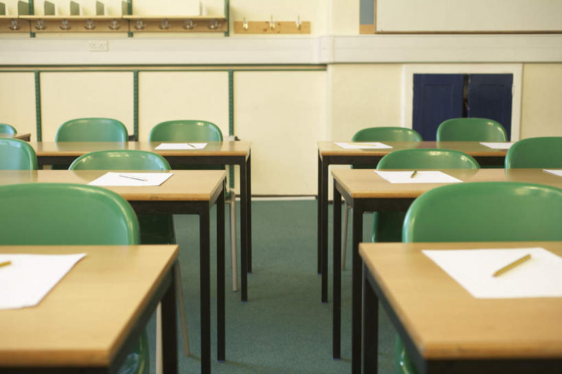 无人,学校,横图,室内,白天,正面,桌子,静物,椅子,笔,纸,木椅,墙,办公用品,书桌,校园,墙壁,墙面,文具,排列,白色,课桌,铅笔,学习用品,教室,试卷,文具用品,考试,测验,考卷,考察,摆列,评比,彩图,布列,分列