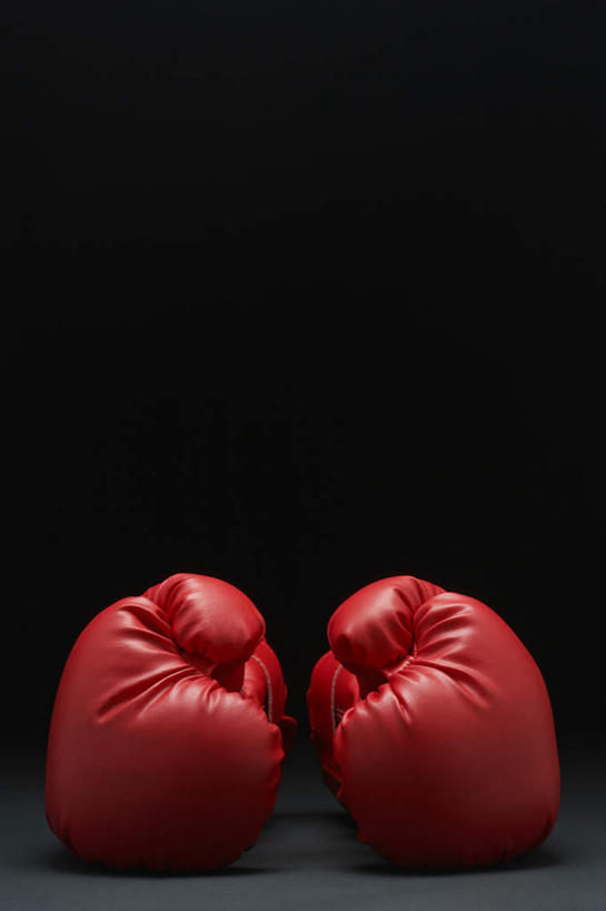 无人,竖图,俯视,室内,特写,白天,安全,静物,阴影,黑色背景,反射,影子,防护,拳击手套,运动器械,两个,红色,手套,健身器械,摄影,影棚,保护,保险,健身器材,保全,周全,安稳,安定,防护手套,平安,彩图,高角度拍摄,影棚拍摄,拍摄,运动器材