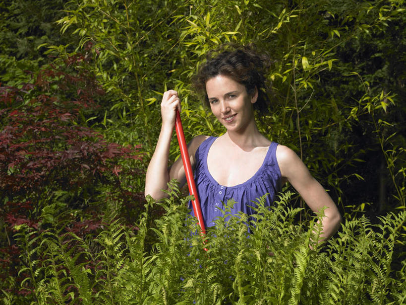 西方人,一个人,站,笑,微笑,露齿笑,横图,室外,白天,正面,树林,植物,金属制品,欧洲,欧洲人,仅一个年轻女性,仅一个女性,仅一个人,握,服装,金属,背心,工具,拿,拿着,注视,手叉腰,树,树木,衣服,绿色,自然,叉腰,观察,看,站着,握着,服饰,生长,成长,观看,挖掘,察看,锄,锄头,衣着,穿着,关注,农具,耕具,衣饰,开掘,发掘,开垦,年轻女性,女人,女性,白种人,站立,半身,彩图