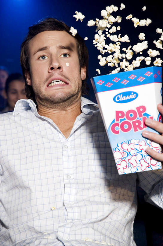 点心,西方人,一个人,观众,坐,竖图,室内,白天,正面,电影院,剧院,椅子,欧洲,欧洲人,仅一个男性,仅一个人,仅一个中年男性,一堆,许多,握,堆叠,堆积,服装,纸盒,食品,洒,注视,休闲装,盒子,食物,衣服,包装盒,零食,观察,看,休闲,休闲服,爆米花,握着,服饰,观看,堆,惊恐,察看,关注,垃圾食品,膨化食品,零嘴,惊骇,惶恐,恐惧,男人,男性,中年男性,白种人,观赏人员,撒,坐着,半身,彩图,剧场