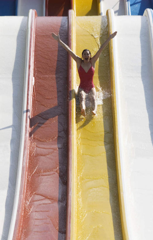 西方人,一个人,游乐园,坐,举,竖图,俯视,室外,白天,泳装,游戏,水,游乐场,玩具,欧洲,欧洲人,仅一个年轻女性,仅一个女性,仅一个人,阴影,飞溅,溅,光线,液体,影子,水滴,玩,娱乐,运动器械,水珠,红色,阳光,托,休闲,滑滑梯,滑梯,益智,活动,发泄,喷洒,消遣,智力,连体泳衣,宣泄,乐园,年轻女性,女人,女性,白种人,举起,举手,举着,玩耍,嬉戏,向上举,向上伸,向上托,坐着,彩图,高角度拍摄,全身,泳衣