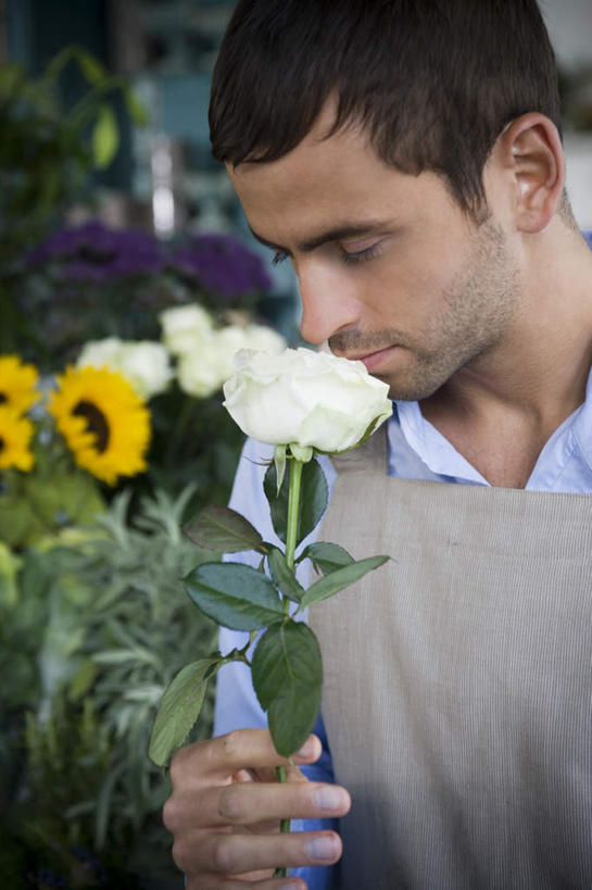 西方人,一个人,花商,花店,商店,站,闭眼,竖图,室内,白天,正面,工作服,衬衫,制服,爱情,幸福,太阳,向日葵,欧洲,欧洲人,仅一个男性,仅一个人,握,阴影,朦胧,模糊,盛开,反射,围裙,影子,花蕾,商铺,闻,花,花瓣,花朵,鲜花,仅一个年轻男性,花苞,花蕊,站着,握着,嗅,光辉,沉默,忠诚,勇敢,投缘,爱慕,市肆,商号,工作制服,高傲,朝阳花,葵花,望日莲,向阳花,转日莲,男人,男性,年轻男性,白种人,花店老板,花贩,卖花人,闭眼睛,闭着眼,闭着眼睛,站立,半身,彩图,衬衣,工作套服,店铺