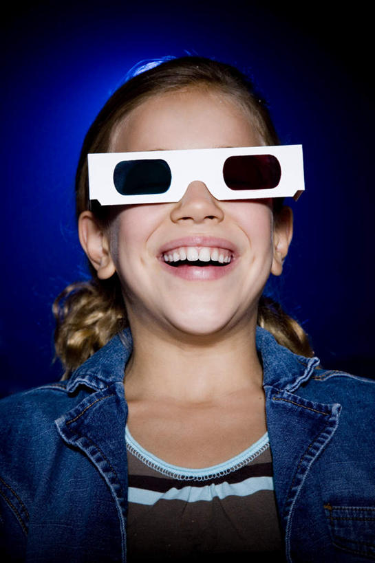 西方人,儿童,脸,头,脸颊,一个人,坐,笑,微笑,露齿笑,竖图,室内,特写,白天,正面,纯洁,电影院,剧院,欧洲,欧洲人,仅一个女性,仅一个人,一副,蓝色背景,服装,眼镜,休闲装,肩膀,小孩,衣服,仅一个小孩,休闲,休闲服,可爱,童年,童趣,服饰,童真,烂漫,无邪,3D眼镜,立体眼镜,天真,女孩,女人,女性,白种人,孩子,头部,脸部,脸蛋,面部,坐着,半身,彩图,剧场,女生