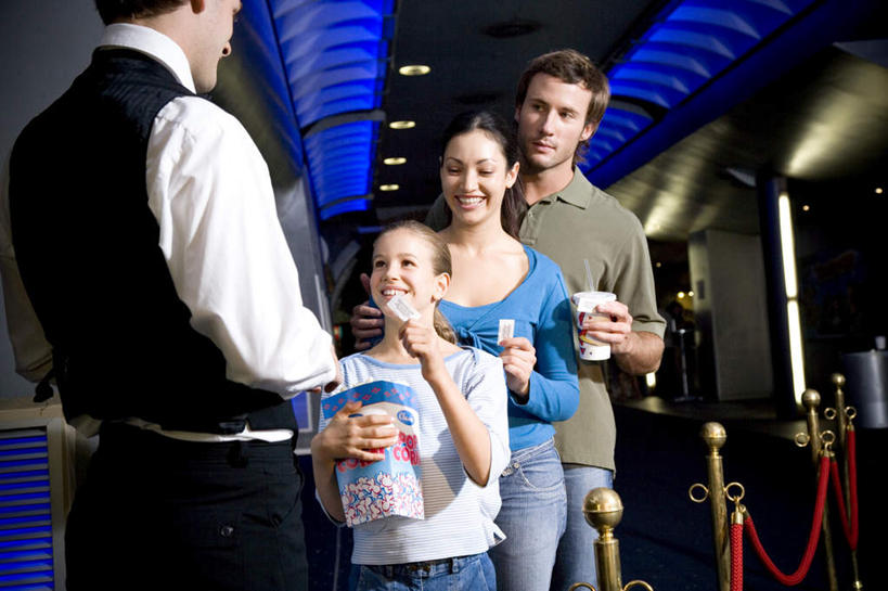 点心,西方人,儿童,中年人,背部,四个人,家庭,夫妻,母亲,父亲,女儿,站,笑,微笑,露齿笑,横图,室内,白天,正面,爱情,纯洁,天花板,电影院,剧院,照明,欧洲,欧洲人,握,服装,列队,灯光,食品,浪漫,拿,拿着,注视,休闲装,顶灯,灯,食物,小孩,衣服,灯具,零食,观察,看,排队,站着,休闲,温暖,温馨,父女,母女,一家人,休闲服,爆米花,恩爱,父爱,可爱,母爱,童年,童趣,握着,恋人,服饰,观看,工作人员,照亮,和睦,察看,单据,票据,照明设备,关注,单子,童真,垃圾食品,膨化食品,烂漫,无邪,零嘴,检票,电影票,天真,男人,男性,女孩,女人,女性,中年男性,中年女性,白种人,孩子,夫妇,情侣,站立,半身,彩图,剧场,伴侣,融洽,女生