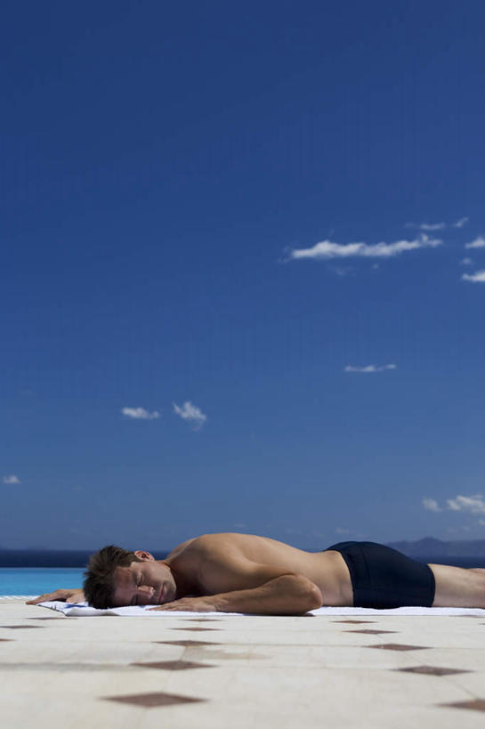 西方人,一个人,游泳池,闭眼,睡,竖图,室外,白天,侧面,日光浴,水,欧洲,欧洲人,仅一个男性,仅一个人,阴影,波纹,光线,瓷砖,地砖,方格,格子,毯子,影子,水池,水面,地面,涟漪,泳池,裸露,仅一个年轻男性,蓝色,水纹,阳光,垫子,波浪,趴着,波光粼粼,裸,水晕,沙滩垫,男人,男性,年轻男性,白种人,闭眼睛,闭着眼,闭着眼睛,困,困觉,趴,寝息,睡觉,半身,彩图