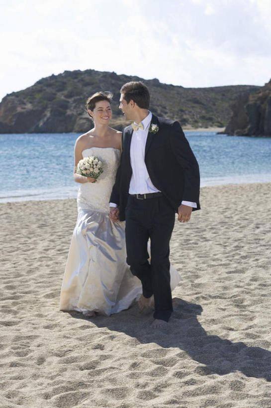 西方人,两个人,走,抱,笑,微笑,露齿笑,竖图,室外,白天,正面,婚纱,西装,海浪,海洋,沙滩,山,欧洲,欧洲人,握,阴影,套装,正装,盛开,光线,领结,捧花,沙子,手捧花,影子,海岸,浪花,山峰,云,云朵,沙地,山峦,拿,花蕾,云彩,拿着,注视,花,花瓣,花朵,鲜花,蓝色,白云,蓝天,天空,阳光,海水,花束,天,花苞,花蕊,观察,看,一束,握着,晴朗,抱着,观看,察看,搂着,象征,庄重,关注,身份,海景,正式,地位,婚礼捧花,男人,男性,年轻男性,年轻女性,女人,女性,白种人,大海,风浪,海,海水的波动,海滩,近岸浪,涌浪,晴空,步行,搂,散步,走路,彩图,全身,婚礼服,礼服