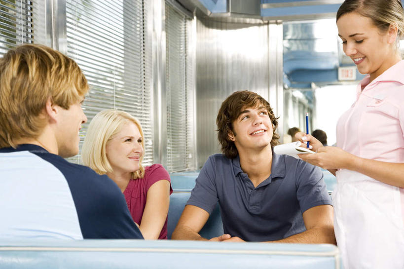 西方人,四个人,夫妻,伙伴,朋友,服务员,餐厅,站,坐,说,横图,室内,白天,正面,爱情,讨论,友谊,窗户,沙发,欧洲,欧洲人,握,写字,服装,百叶窗,浪漫,拿,拿着,注视,休闲装,菜单,衣服,观察,看,站着,休闲,休闲服,恩爱,点菜,握着,恋人,服饰,观看,察看,书写,关注,交流,友情,男人,男性,年轻男性,年轻女性,女人,女性,白种人,夫妇,情侣,服务生,侍者,沟通,讲话,交谈,商讨,说话,谈话,站立,坐着,半身,彩图,餐馆,饭店,饭馆,伴侣,皮沙发