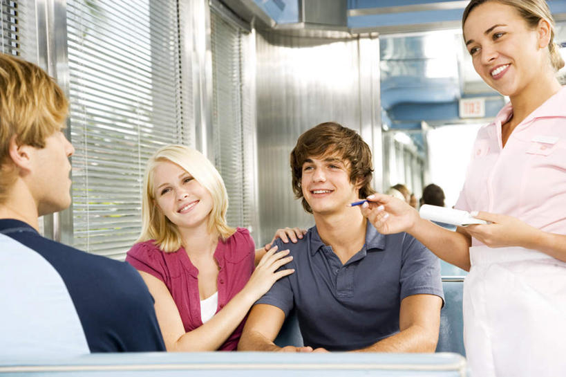 西方人,四个人,夫妻,伙伴,朋友,服务员,餐厅,站,坐,说,横图,室内,白天,正面,爱情,讨论,友谊,窗户,沙发,欧洲,欧洲人,握,写字,服装,百叶窗,浪漫,拿,拿着,注视,休闲装,菜单,衣服,观察,看,站着,休闲,休闲服,恩爱,点菜,握着,恋人,服饰,观看,察看,书写,关注,交流,友情,男人,男性,年轻男性,年轻女性,女人,女性,白种人,夫妇,情侣,服务生,侍者,沟通,讲话,交谈,商讨,说话,谈话,站立,坐着,半身,彩图,餐馆,饭店,饭馆,伴侣,皮沙发