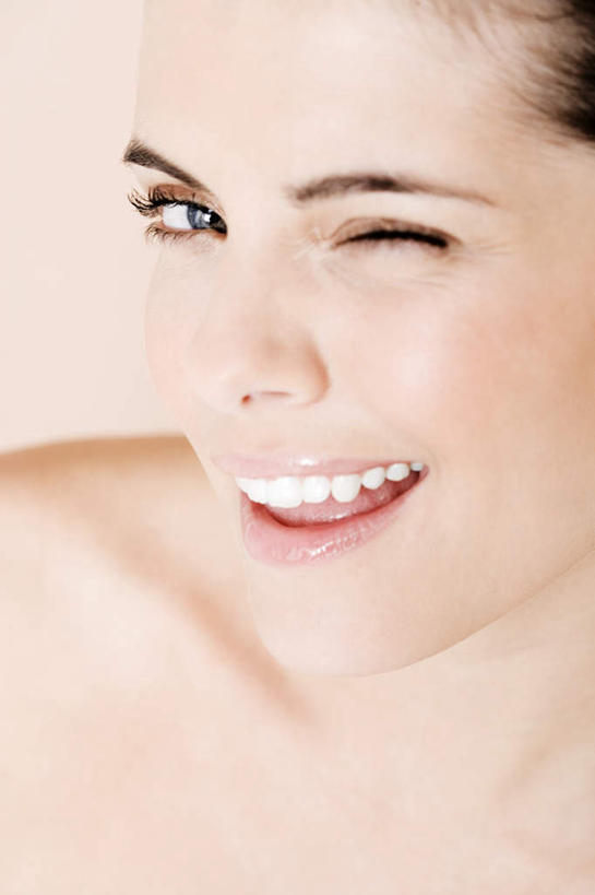 西方人,脸,头,脸颊,一个人,站,笑,微笑,露齿笑,竖图,室内,特写,白天,正面,欧洲,欧洲人,仅一个年轻女性,仅一个女性,仅一个人,粉色背景,注视,裸露,观察,看,站着,眨眼睛,摄影,影棚,观看,察看,眨眼,关注,裸,年轻女性,女人,女性,白种人,头部,脸部,脸蛋,面部,站立,半身,彩图,影棚拍摄,拍摄