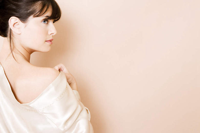 西方人,一个人,站,横图,室内,白天,欧洲,欧洲人,仅一个年轻女性,仅一个女性,仅一个人,粉色背景,丝绸,棕色,扭头,注视,背面,披肩,观察,看,站着,转头,摄影,影棚,观看,盘发,察看,关注,年轻女性,女人,女性,白种人,卷发,站立,半身,彩图,影棚拍摄,拍摄,云肩