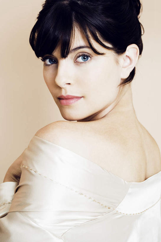 西方人,一个人,站,竖图,室内,白天,侧面,欧洲,欧洲人,仅一个年轻女性,仅一个女性,仅一个人,粉色背景,丝绸,棕色,扭头,注视,披肩,观察,看,站着,转头,摄影,影棚,观看,盘发,察看,关注,年轻女性,女人,女性,白种人,卷发,站立,半身,彩图,影棚拍摄,拍摄,云肩