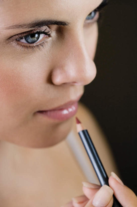 西方人,脸,头,脸颊,手,一个人,站,笑,微笑,竖图,俯视,室内,特写,白天,化妆,美容,时尚,欧洲,欧洲人,仅一个年轻女性,仅一个女性,仅一个人,护肤,握,黑色背景,拿,拿着,注视,彩妆,观察,看,站着,保养,享受,休闲,手部,放松,握着,保健,摄影,影棚,观看,单手,察看,美容工具,关注,唇笔,养颜,化妆工具,唇线笔,年轻女性,女人,女性,白种人,头部,脸部,脸蛋,面部,站立,半身,彩图,高角度拍摄,影棚拍摄,拍摄