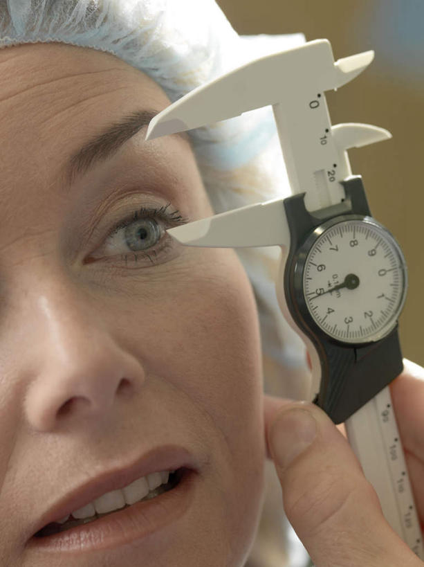 西方人,脸,头,脸颊,一个人,医生,站,笑,微笑,露齿笑,竖图,室内,特写,白天,正面,帽子,欧洲,欧洲人,仅一个女性,仅一个人,握,检查,测量,刻度,拿,拿着,注视,尺,观察,看,站着,仅一个中年女性,医护人员,医疗人员,握着,观看,测量工具,精密,尺子,察看,游标卡尺,关注,精度,精准,精细,医生帽,量具,量仪,卡尺,标卡尺,量爪,主尺,深度尺,游标尺,女人,女性,中年女性,白种人,头部,脸部,脸蛋,面部,大夫,站立,半身,彩图