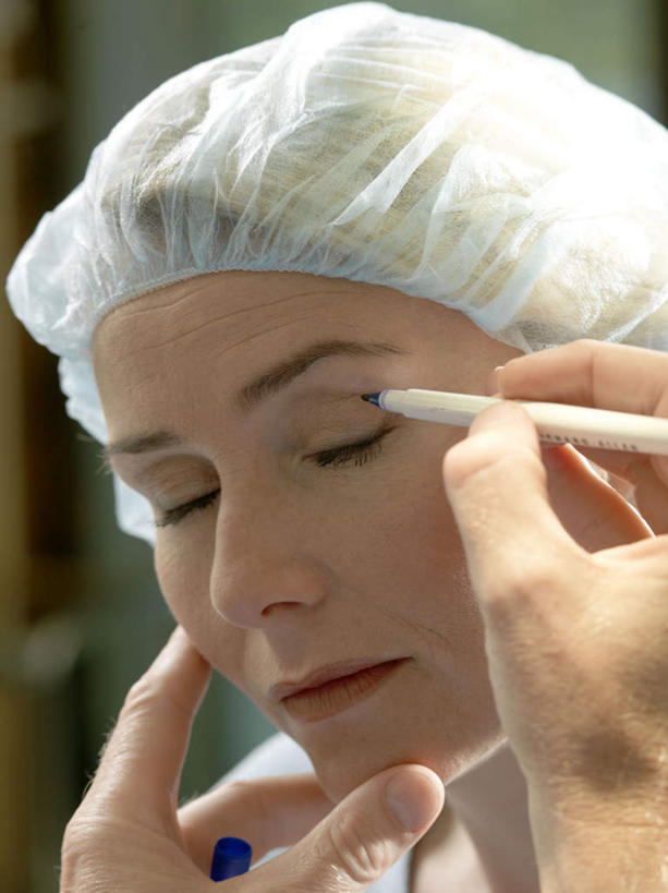 西方人,脸,头,脸颊,两个人,医生,病人,举,闭眼,竖图,室内,特写,白天,正面,帽子,欧洲,欧洲人,握,朦胧,模糊,笔,浴帽,办公用品,拿,拿着,水笔,文具,学习用品,托,医护人员,医疗人员,握着,文具用品,病患,防水帽,沐浴帽,洗浴帽,洗澡帽,男人,男性,女人,女性,中年男性,中年女性,白种人,头部,脸部,脸蛋,面部,大夫,患者,就医者,闭眼睛,闭着眼,闭着眼睛,举起,举手,举着,向上举,向上伸,向上托,半身,彩图