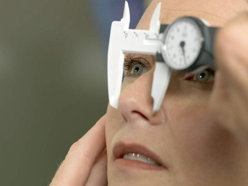 西方人,脸,头,脸颊,手,一个人,横图,室内,特写,白天,侧面,生活用品,欧洲,欧洲人,仅一个女性,仅一个人,握,朦胧,模糊,测量,器材,刻度,拿,拿着,注视,观察,看,仅一个中年女性,手部,握着,观看,测量工具,快速,察看,准确,关注,精度,精准,物理,量具,量仪,直径,厚度,卡规,女人,女性,中年女性,白种人,头部,脸部,脸蛋,面部,半身,彩图