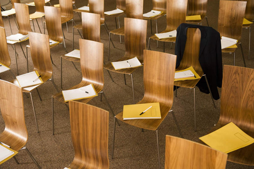 无人,横图,俯视,室内,白天,地板,椅子,一排,许多,整齐,笔,材料,档案,文件,办公用品,地面,很多,外套,木地板,水笔,文具,排列,黑色,学习用品,资料,一件,文具用品,队列,文档,外衣,彩图,高角度拍摄