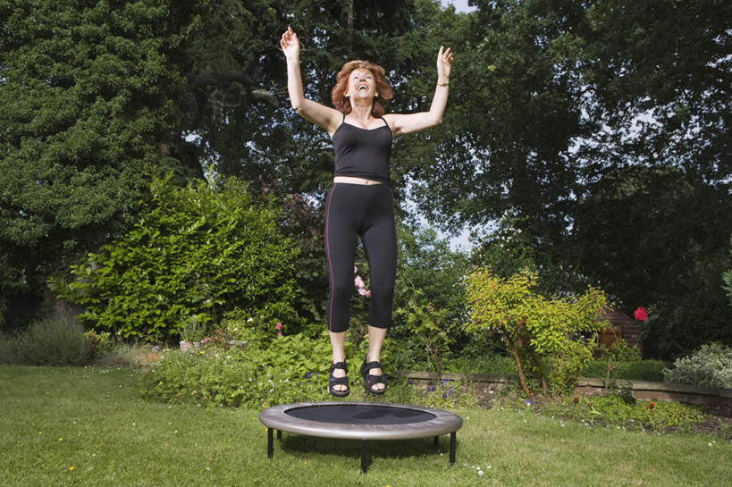 西方人,一个人,跳,举,笑,微笑,露齿笑,横图,室外,白天,正面,锻炼,运动,蹦床,草地,草坪,植物,吊带,欧洲,欧洲人,仅一个女性,仅一个人,阴影,服装,光线,影子,注视,吊带衫,草,树,树木,衣服,绿色,黑色,阳光,自然,观察,看,托,仅一个中年女性,活力,服饰,生长,成长,观看,察看,优美,衣着,穿着,关注,衣饰,体育,女人,女性,中年女性,白种人,举起,举手,举着,跳跃,向上举,向上伸,向上托,彩图,全身,健身,空中芭蕾