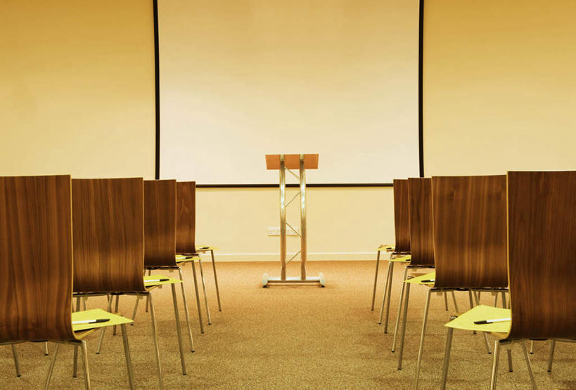 无人,学校,横图,室内,白天,正面,显示器,椅子,一排,许多,整齐,材料,档案,屏幕,文件,纸,木椅,墙,很多,显示屏,校园,墙壁,墙面,排列,讲台,手稿,资料,教室,证明,队列,文档,演说台,输出设备,演讲台,彩图