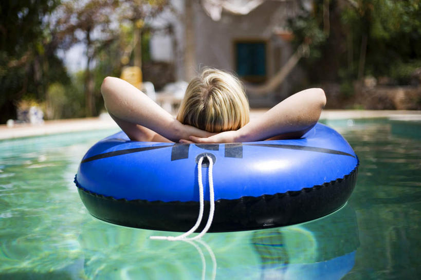 西方人,一个人,游泳池,家,躺,横图,室外,白天,正面,水,植物,船,欧洲,欧洲人,仅一个女性,仅一个人,抱头,阴影,波纹,朦胧,模糊,光线,影子,房屋,屋子,水池,水面,泳池,楼房,住宅,树,树木,绿色,水纹,阳光,自然,交通工具,波浪,仅一个中年女性,生长,成长,双手抱头,载具,气垫船,捧首,捧头,卧着,女人,女性,中年女性,白种人,躺着,卧,彩图,全身,房子