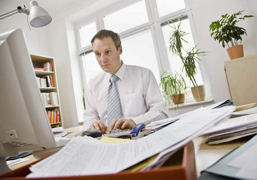 西方人,一个人,商务人士,商务男性,坐,横图,室内,白天,正面,衬衫,电脑,显示器,鼠标,键盘,植物,窗户,台灯,书籍,照明,欧洲,欧洲人,仅一个男性,仅一个人,仅一个中年男性,一排,敲打,阴影,套装,整齐,反射,网络,材料,档案,盆栽,文件,影子,纸,墙,灯光,领带,盆景,注视,输入,输入设备,通讯设备,玻璃窗,墙壁,墙面,灯,排列,绿色,自然,手稿,资料,灯具,书柜,打字,观察,看,台式电脑,书橱,生长,成长,观看,点击,敲击,证明,照亮,察看,三盆,象征,庄重,照明设备,队列,关注,文档,通信设备,商务装,身份,工薪阶层,输出设备,正式,地位,按键,男人,男性,中年男性,白种人,白领,上班族,书,图书,坐着,半身,彩图,衬衣