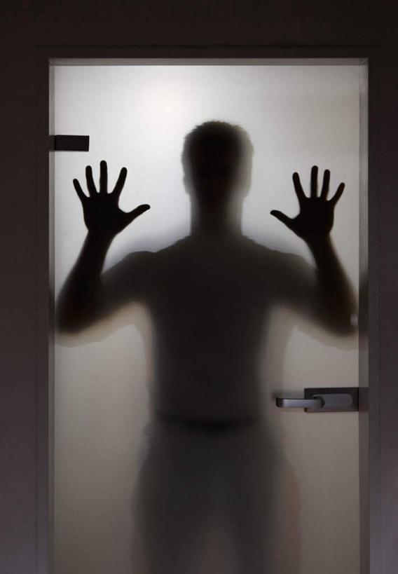 西方人,一个人,病人,医院,站,竖图,室内,白天,正面,窗户,欧洲,欧洲人,仅一个男性,仅一个人,阴影,反射,影子,玻璃窗,仅一个年轻男性,趴着,站着,病患,医疗机构,男人,男性,年轻男性,白种人,患者,就医者,趴,站立,半身,彩图,病院,诊所