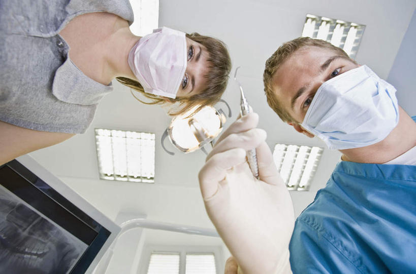 西方人,两个人,同事,医生,医院,站,横图,室内,白天,仰视,工作服,制服,成功,合作,团队,集体,信心,照明,欧洲,欧洲人,握,阴影,分离,光线,影子,灯光,过滤,拿,分开,拿着,注视,队伍,顶灯,灯,蓝色,灰色,口罩,手套,灯具,观察,看,站着,医护人员,医疗人员,隔断,橡胶,握着,遮掩,观看,隔离,照亮,察看,卫生,领导,掩盖,遮挡,照明设备,成就,关注,净化,间隔,橡胶手套,预防,合伙,领袖,橡胶制品,遮盖,防尘,医疗机构,牙钻,医用手套,掩饰,断绝,隔开,屏蔽,屏绝,远离,中断,阻遏,阻隔,工作制服,男人,男性,年轻男性,年轻女性,女人,女性,白种人,大夫,站立,半身,彩图,低角度拍摄,工作套服,病院,诊所