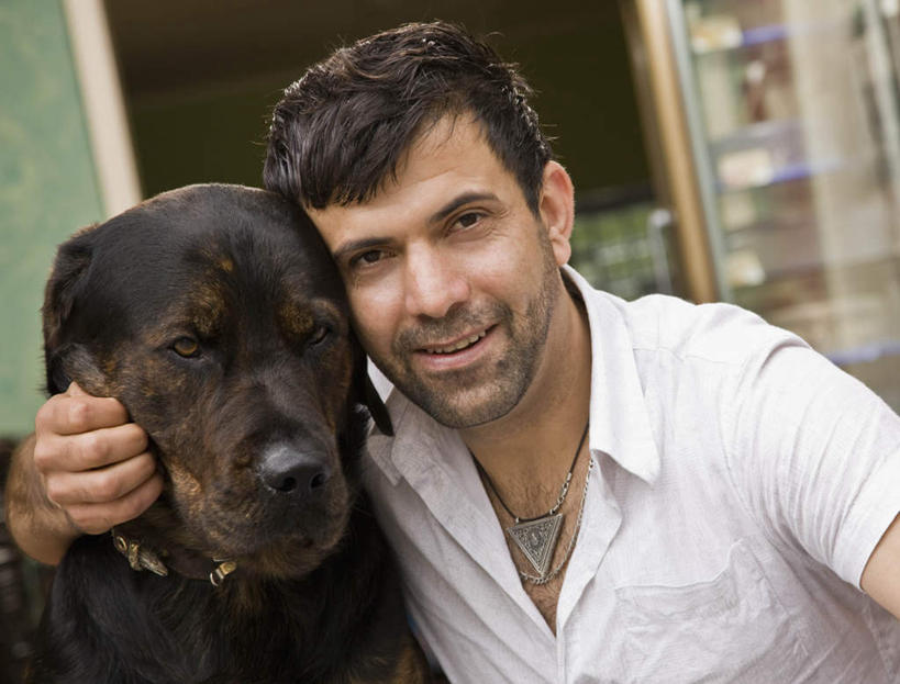 西方人,一个人,摸,横图,室内,白天,正面,门,宠物,狗,欧洲,欧洲人,仅一个男性,仅一个人,抚摸,服装,朦胧,模糊,注视,休闲装,仅一个年轻男性,一只,衣服,黑色,动物,门框,观察,看,休闲,休闲服,可爱,服饰,观看,察看,关注,寻回犬,忠诚,寻回狗,男人,男性,年轻男性,白种人,犬,触摸,接触,半身,彩图,平毛寻回猎犬,平毛寻回犬