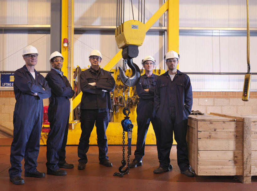 西方人,伙伴,朋友,机修工,工厂,站,双手交叉,横图,室内,白天,正面,工作服,制服,友谊,合作,团队,车间,技术,建筑,帽子,欧洲,欧洲人,五个人,木材,头盔,许多人,注视,设备,木柴,施工,工人,安全帽,观察,看,站着,一群人,机械,起重机,战略,木料,观看,工程,察看,双手抱胸,关注,联合,合谋,工作制服,配合,协作,男人,男性,年轻男性,中年男性,白种人,机械师,机修工人,站立,彩图,全身,工作套服,制造厂